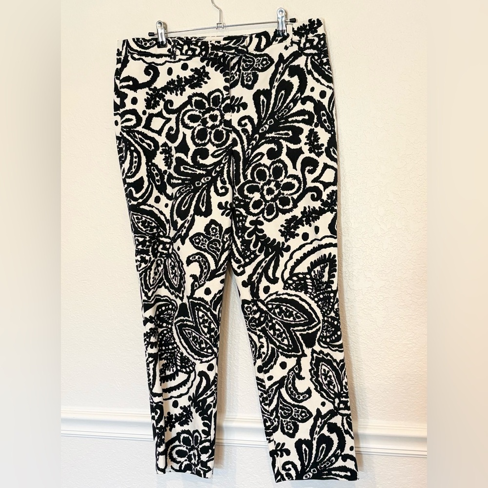 Chico’s Black & White Batik Print Floral Paisley Front Zip Ankle Pants Large